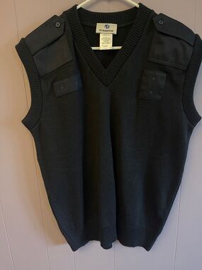 VF Imagewear Men’s Black V-Neck Utility Sweater Vest. Looks brand new